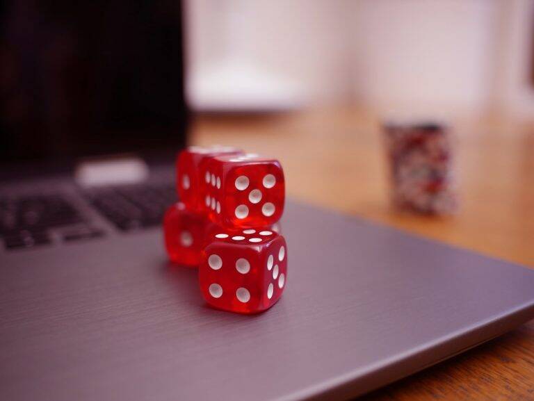 What attracts players to Online Casinos