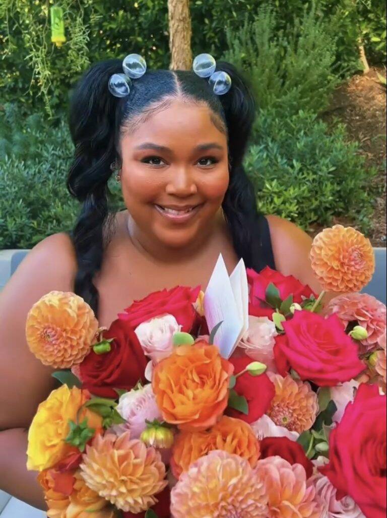 Harry Styles sends Lizzo flowers for #1 on Billboard’s Hot 100