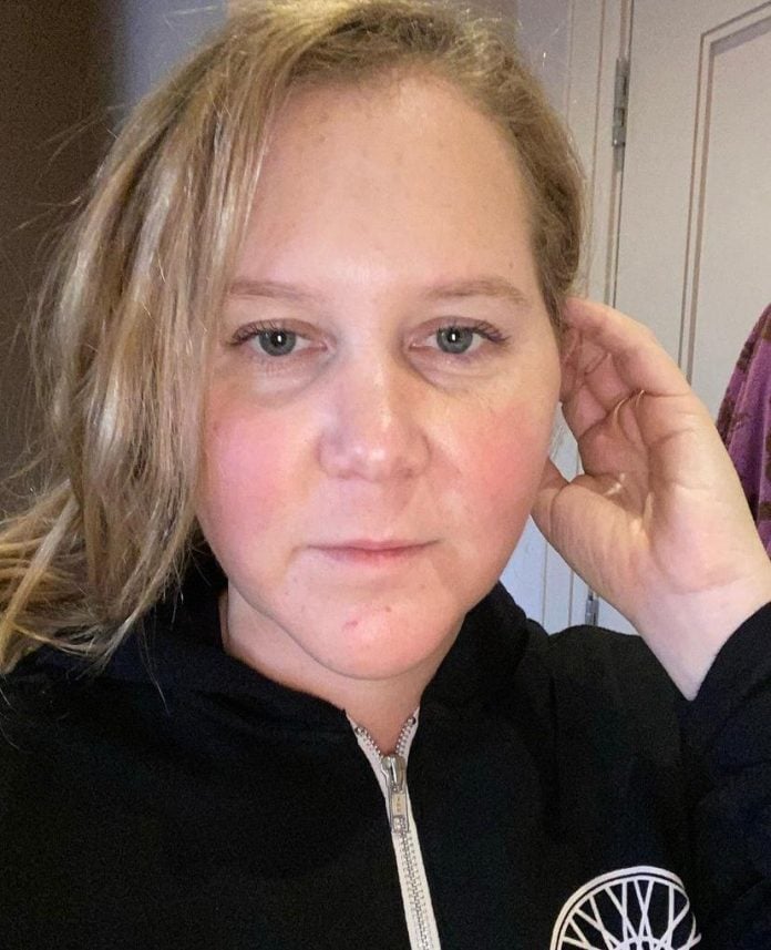 Yesterday (11), Amy Schumer posted a photo of Nicole Kidman on her Instagram account, with the caption “This is how human sit”, implying that the actress looked robotic. (Photo: Instagram)