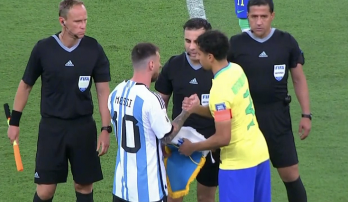 Argentina's star player and captain, Messi did not hesitate in leading his team to leave the Maracanã pitch in the face of the confusion that was taking place in the stands between Argentine and Brazilian fans. (Photo: X)