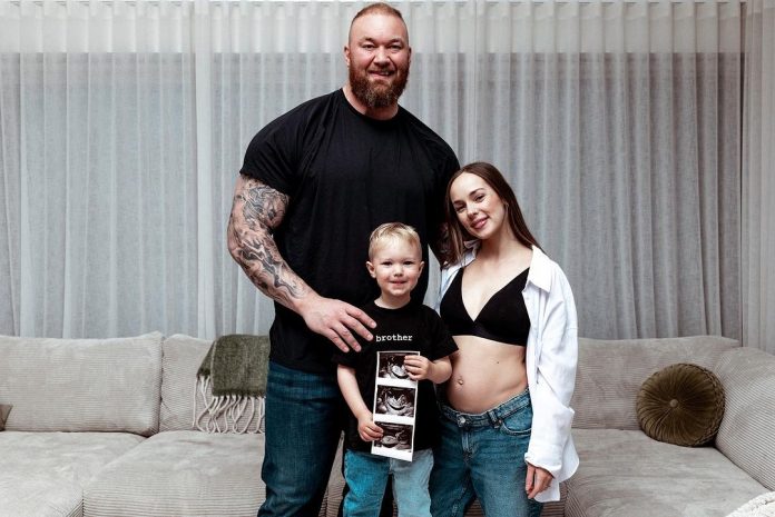 The announcement was made on Instagram this Friday (10). The 'Game of Thrones' star appears in touching photos alongside his wife and little Grace Morgan Hafthorsdottir, born on November 8 at 21 weeks of gestation. (Photo:Instagram)