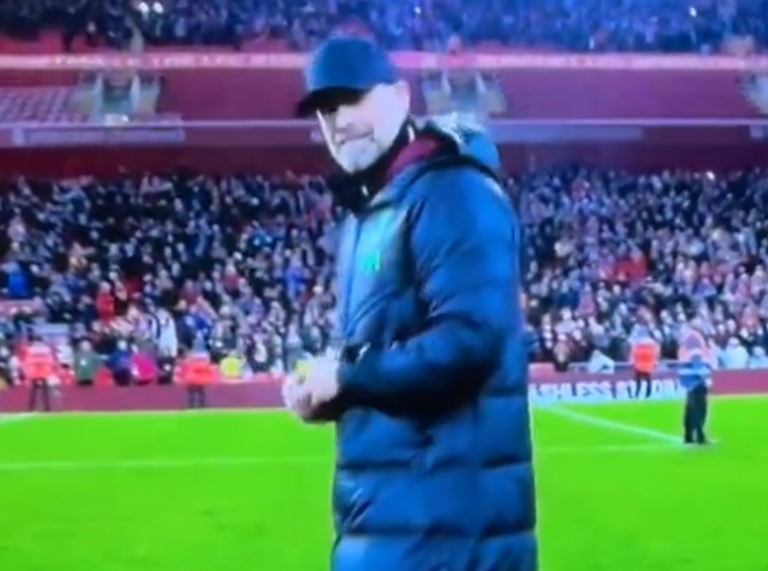 Klopp loses his wedding ring on the pitch and has help from a cameraman: “My hero”