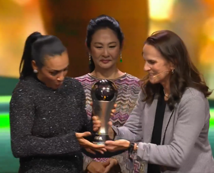 As a six-time winner of the Best in the World award, Marta was awarded the Puskás Prize. From the next edition onwards, the most beautiful goal among women will bear her name. In a historic milestone for the entity, this is the first time that the honor has been awarded to an active athlete. (Photo:Twitter)