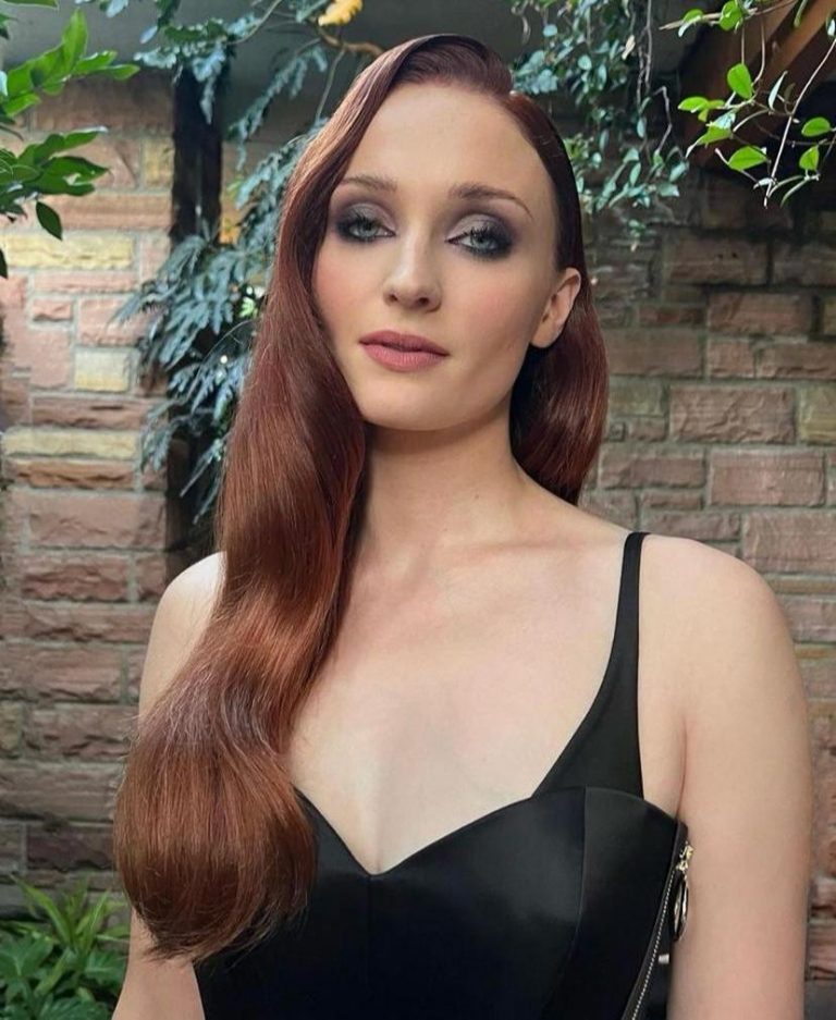 Sophie Turner publishes photos with boyfriend Peregrine Pearson