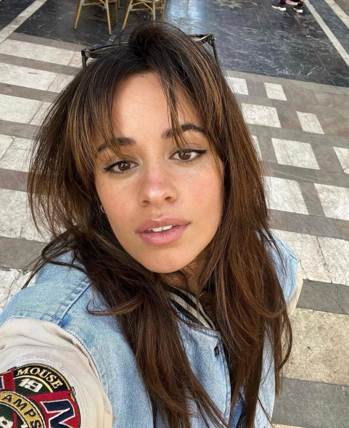 This Thursday (1), Camila Cabello debuted her new platinum blond hair.(Photo: Instagram)